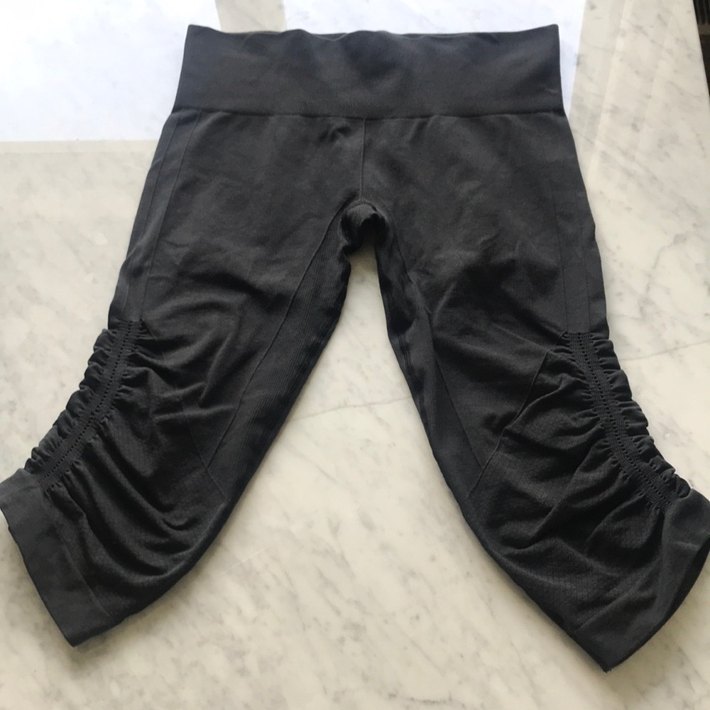 Lululemon in the flow cropped leggings